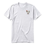 Un T-shirt gris cendré à manches courtes et col rond, orné d'un motif représentant un oiseau excentrique sur la poitrine gauche.