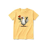 Un T-shirt moutarde à manches courtes et col rond pour jeune, orné d'un motif représentant un oiseau excentrique sur le devant.