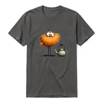 Un T-shirt charbon à manches courtes et col rond, orné d'un motif représentant un oiseau excentrique sur le devant.