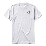 Un T-shirt gris cendré à manches courtes et col rond, orné d'un motif représentant un oiseau excentrique sur la poitrine gauche.
