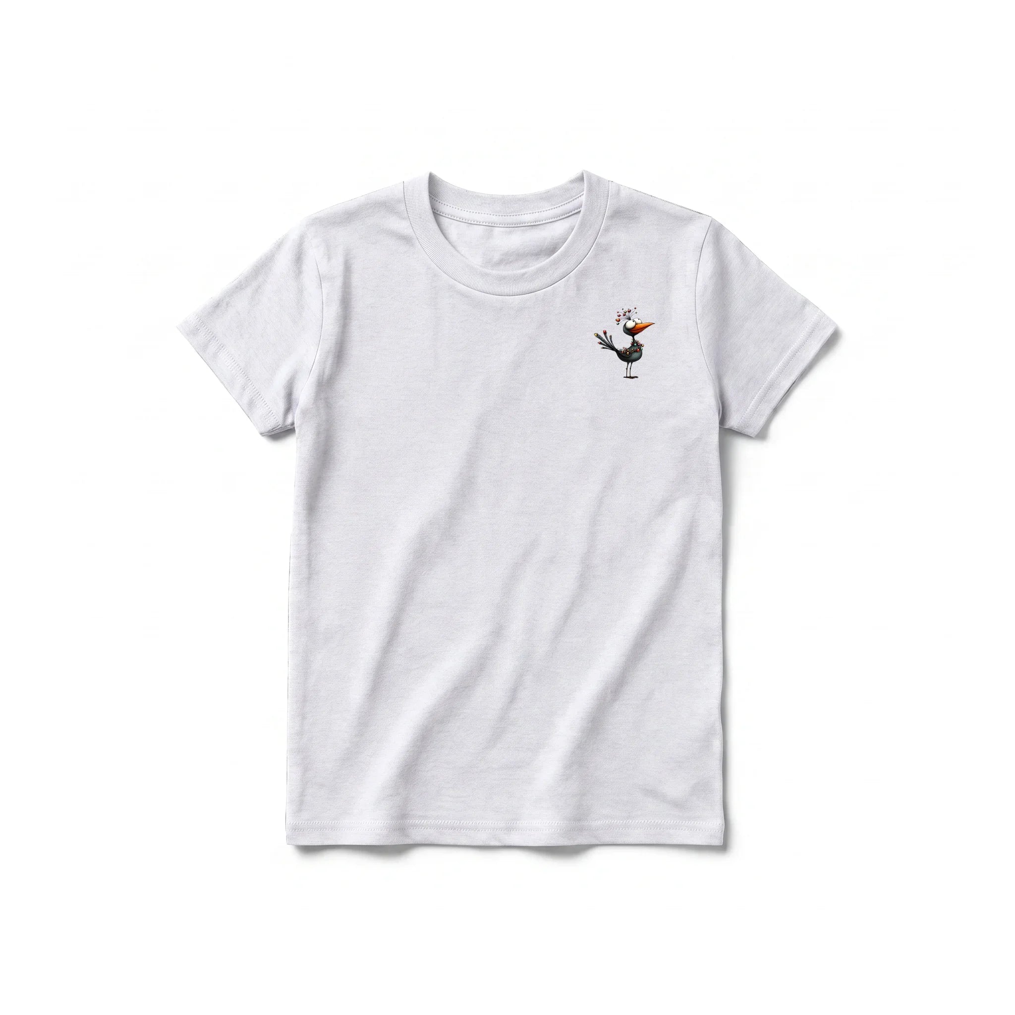 Un T-shirt gris cendré à manches courtes et col rond pour jeune, orné d'un motif représentant un oiseau excentrique sur la poitrine gauche.