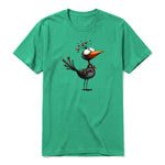 Un T-shirt kelly à manches courtes et col rond, orné d'un motif représentant un oiseau excentrique sur le devant.
