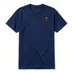 Un T-shirt marine à manches courtes et col rond, orné d'un motif représentant un oiseau excentrique sur la poitrine gauche.