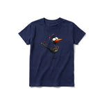 Un T-shirt marine à manches courtes et col rond pour jeune, orné d'un motif représentant un oiseau excentrique sur le devant.