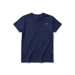 Un T-shirt marine à manches courtes et col rond pour jeune, orné d'un motif représentant un oiseau excentrique sur la poitrine gauche.
