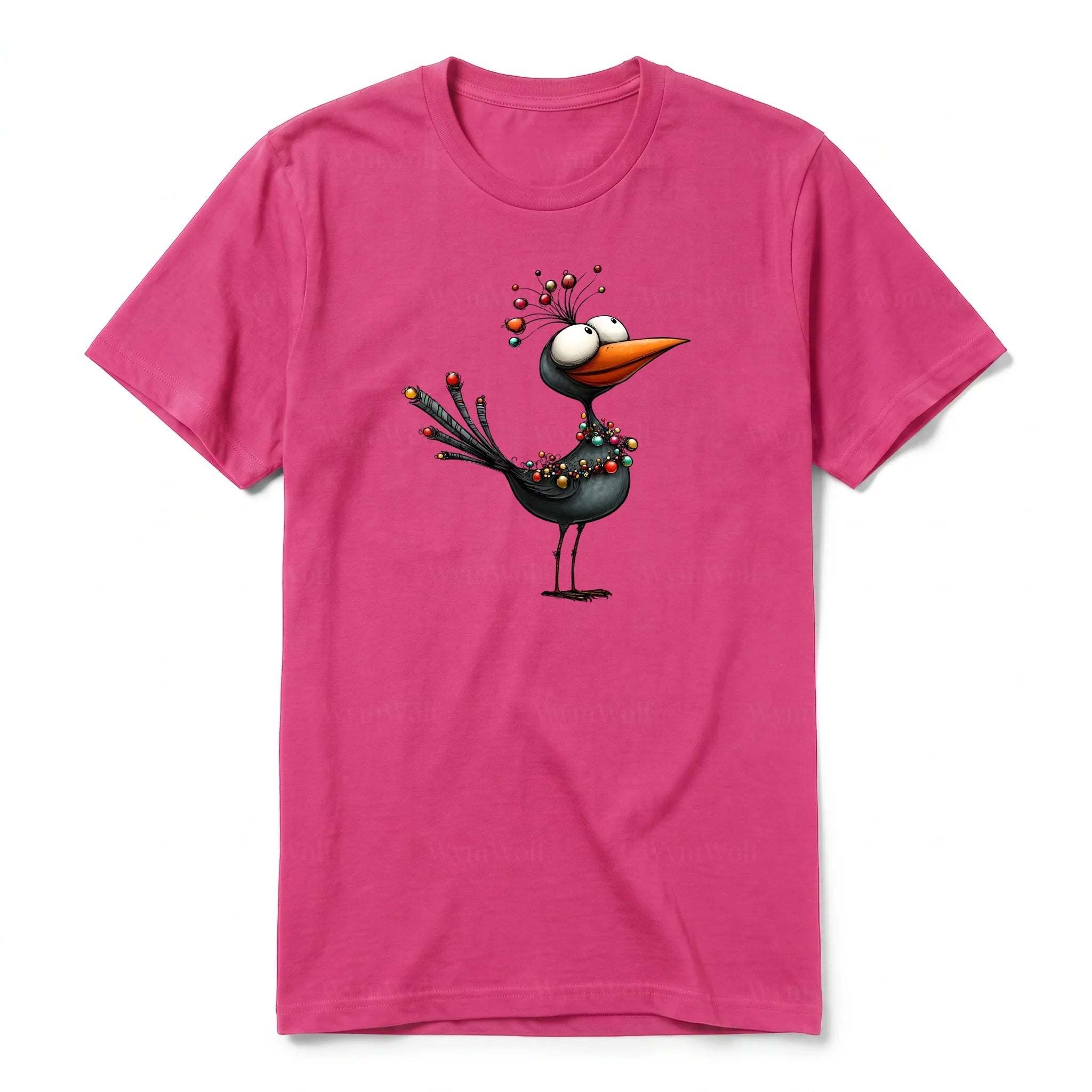 Un T-shirt framboise à manches courtes et col rond, orné d'un motif représentant un oiseau excentrique sur le devant.