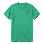 Un T-shirt kelly à manches courtes et col rond, orné d'un motif représentant un oiseau excentrique sur la poitrine gauche.