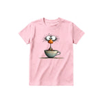 Un T-shirt rose à manches courtes et col rond pour jeune, orné d'un motif représentant un oiseau excentrique sur le devant.