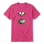 Un T-shirt framboise à manches courtes et col rond, orné d'un motif représentant un oiseau excentrique sur le devant.