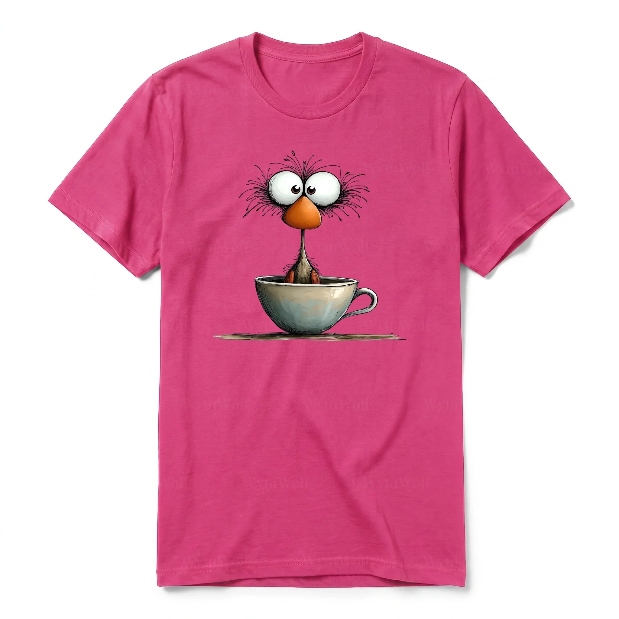 Un T-shirt framboise à manches courtes et col rond, orné d'un motif représentant un oiseau excentrique sur le devant.