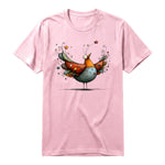 Un T-shirt rose à manches courtes et col rond, orné d'un motif représentant un oiseau excentrique sur le devant.