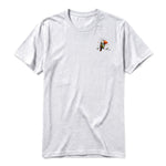 Un T-shirt gris cendré à manches courtes et col rond, orné d'un motif représentant un oiseau excentrique sur la poitrine gauche.