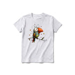 Un T-shirt gris cendré à manches courtes et col rond pour jeune, orné d'un motif représentant un oiseau excentrique sur le devant.