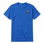 Un T-shirt royal à manches courtes et col rond, orné d'un motif représentant un oiseau excentrique sur la poitrine gauche.