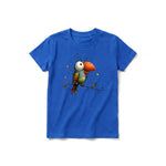 Un T-shirt royal à manches courtes et col rond pour jeune, orné d'un motif représentant un oiseau excentrique sur le devant.