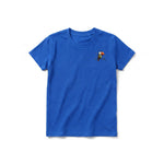 Un T-shirt royal à manches courtes et col rond pour jeune, orné d'un motif représentant un oiseau excentrique sur la poitrine gauche.