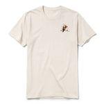 Un T-shirt blanc vintage à manches courtes et col rond, orné d'un motif représentant un oiseau excentrique sur la poitrine gauche.