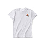 Un T-shirt gris cendré à manches courtes et col rond pour jeune, orné d'un motif représentant un oiseau excentrique sur la poitrine gauche.