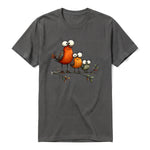 Un T-shirt charbon à manches courtes et col rond, orné d'un motif représentant un oiseau excentrique sur le devant.