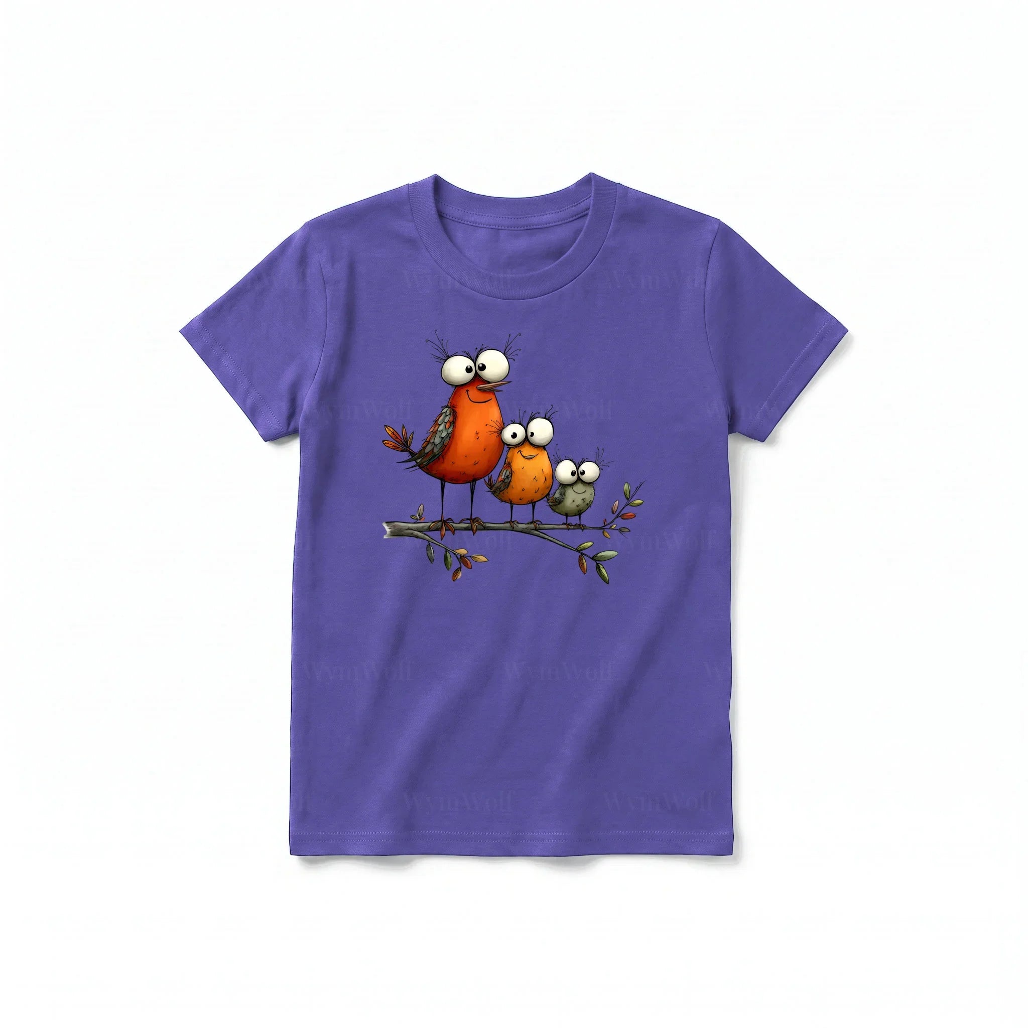 Un T-shirt violet à manches courtes et col rond pour jeune, orné d'un motif représentant un oiseau excentrique sur le devant.
