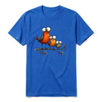 Un T-shirt royal à manches courtes et col rond, orné d'un motif représentant un oiseau excentrique sur le devant.
