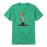 Un T-shirt kelly à manches courtes et col rond, orné d'un motif représentant un oiseau excentrique sur le devant.