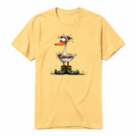 Un T-shirt moutarde à manches courtes et col rond, orné d'un motif représentant un oiseau excentrique sur le devant.