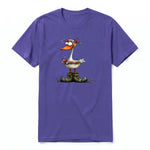Un T-shirt violet à manches courtes et col rond, orné d'un motif représentant un oiseau excentrique sur le devant.