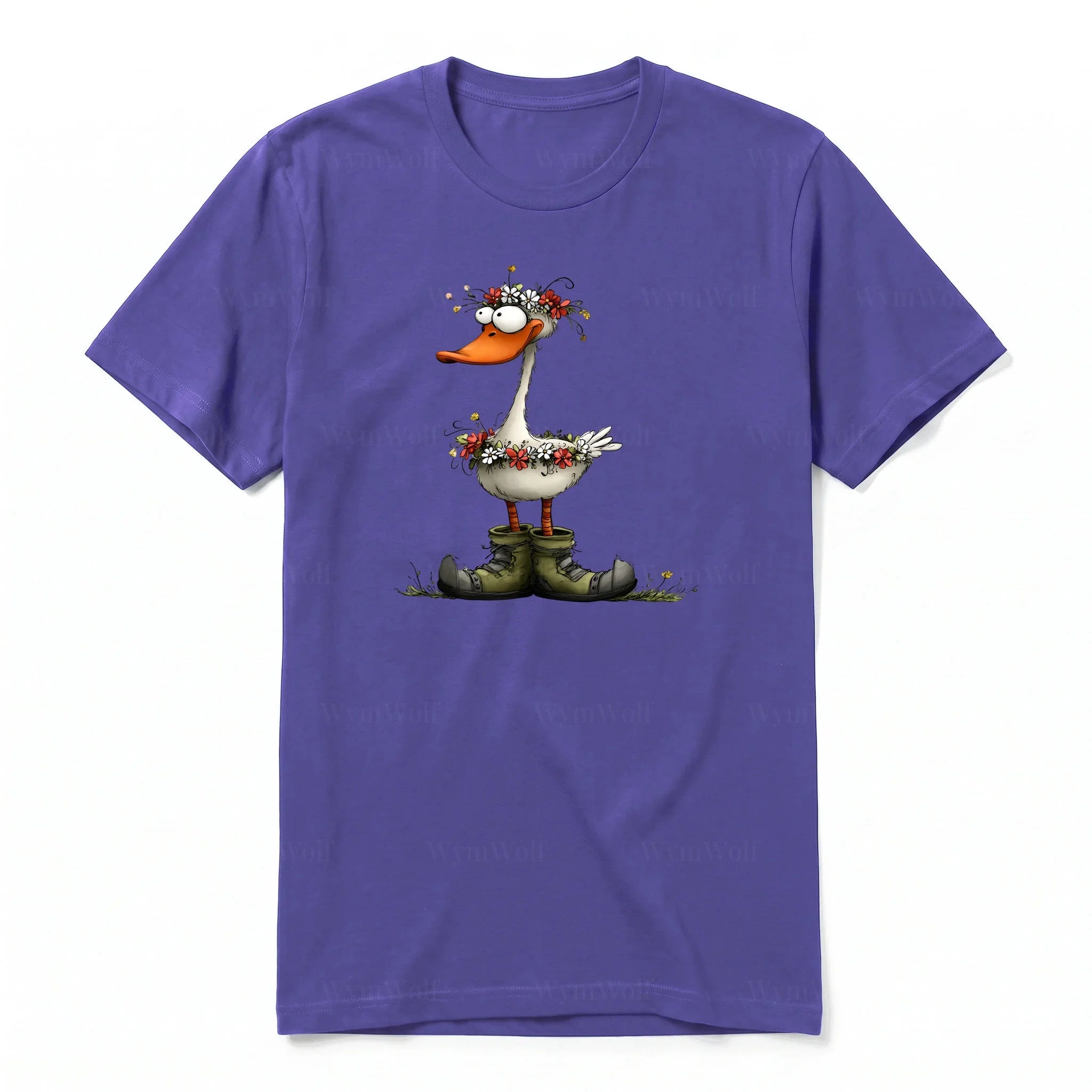 Un T-shirt violet à manches courtes et col rond, orné d'un motif représentant un oiseau excentrique sur le devant.