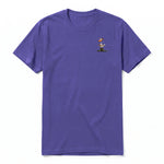 Un T-shirt violet à manches courtes et col rond, orné d'un motif représentant un oiseau excentrique sur la poitrine gauche.