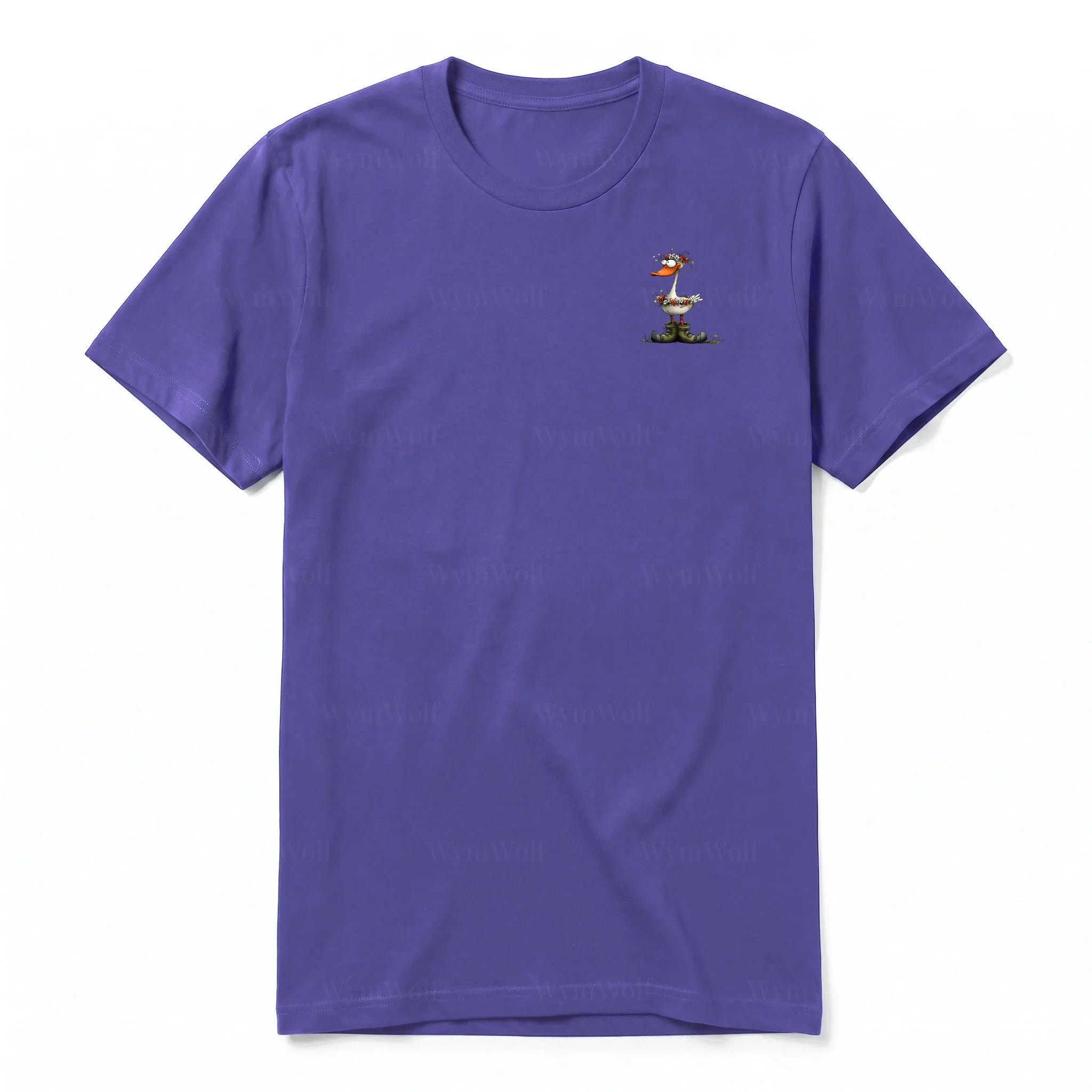 Un T-shirt violet à manches courtes et col rond, orné d'un motif représentant un oiseau excentrique sur la poitrine gauche.
