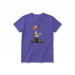 Un T-shirt violet à manches courtes et col rond pour jeune, orné d'un motif représentant un oiseau excentrique sur le devant.