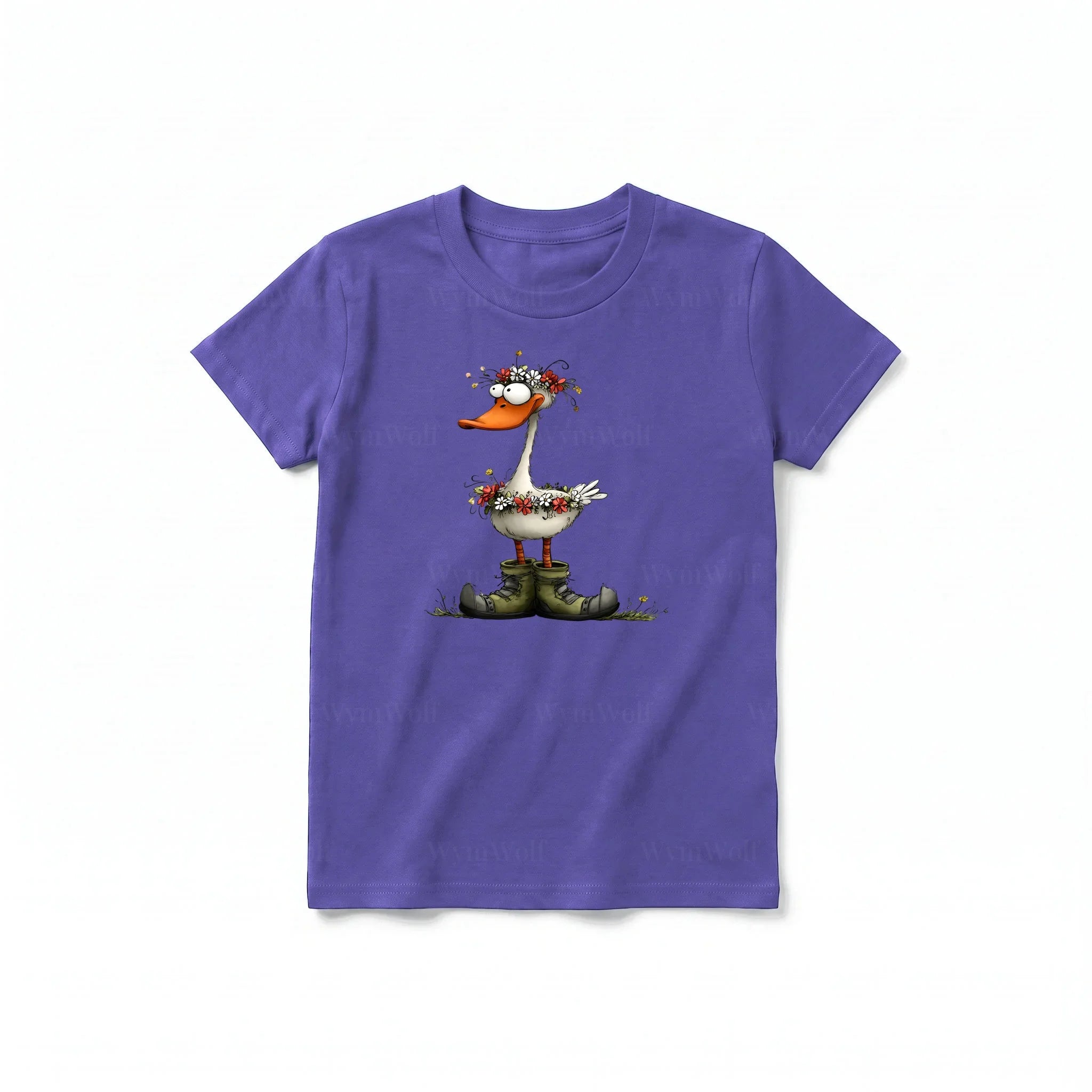 Un T-shirt violet à manches courtes et col rond pour jeune, orné d'un motif représentant un oiseau excentrique sur le devant.