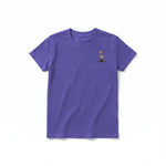 Un T-shirt violet à manches courtes et col rond pour jeune, orné d'un motif représentant un oiseau excentrique sur la poitrine gauche.