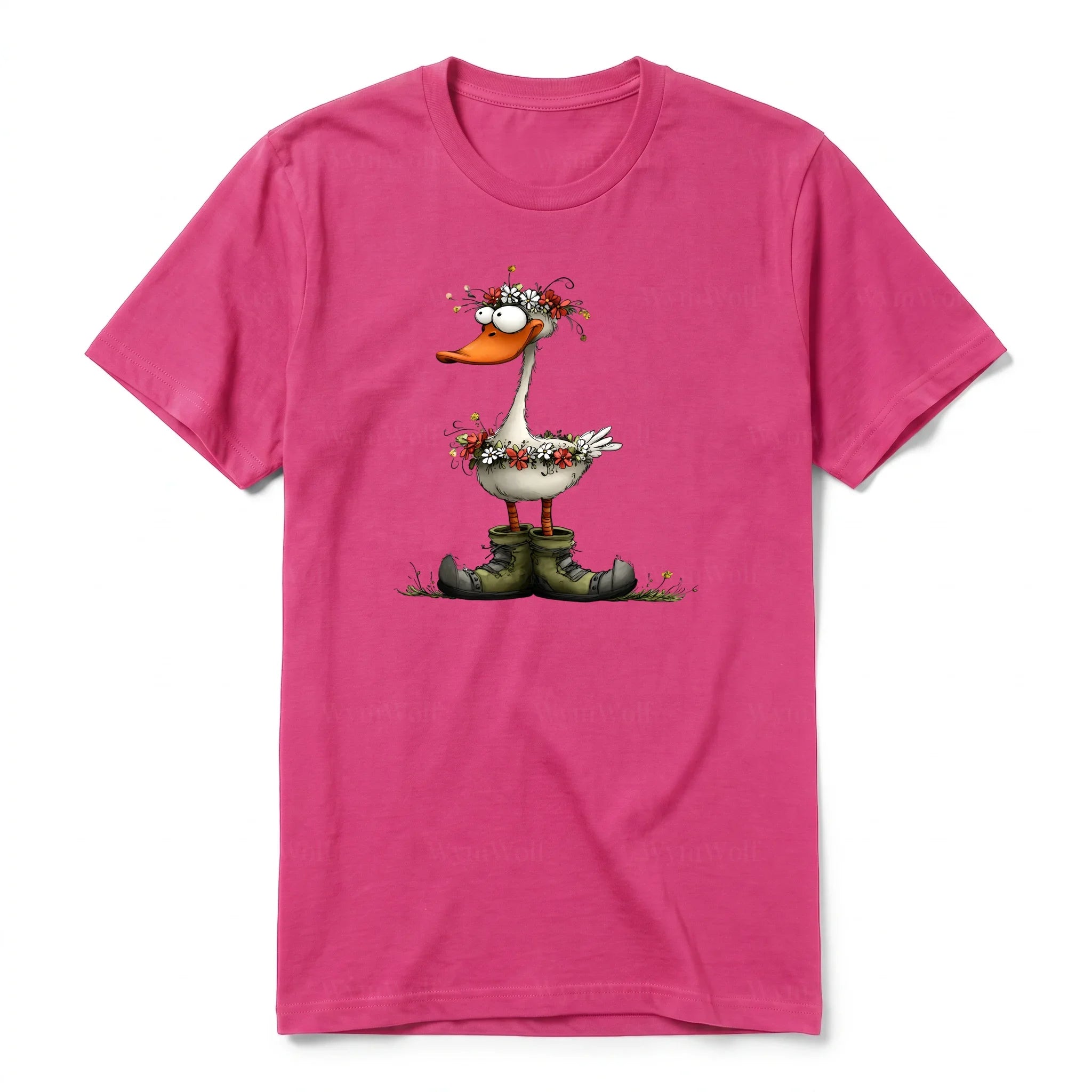 Un T-shirt framboise à manches courtes et col rond, orné d'un motif représentant un oiseau excentrique sur le devant.