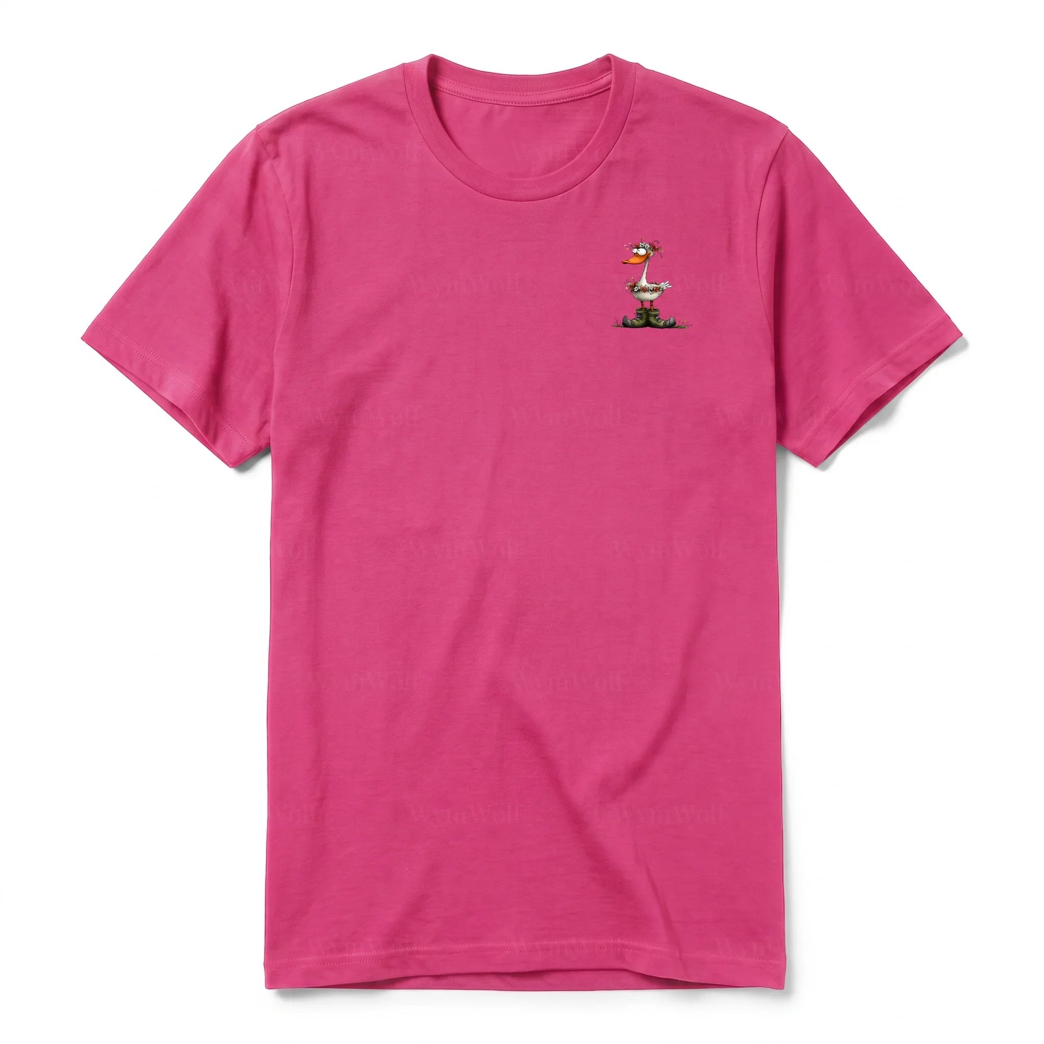 Un T-shirt framboise à manches courtes et col rond, orné d'un motif représentant un oiseau excentrique sur la poitrine gauche.
