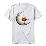Un T-shirt gris cendré à manches courtes et col rond, orné d'un motif représentant un oiseau excentrique sur le devant.