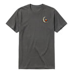 Un T-shirt charbon à manches courtes et col rond, orné d'un motif représentant un oiseau excentrique sur la poitrine gauche.