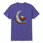 Un T-shirt violet à manches courtes et col rond, orné d'un motif représentant un oiseau excentrique sur le devant.