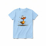 Un T-shirt poudre à manches courtes et col rond pour jeune, orné d'un motif représentant un oiseau excentrique sur le devant.
