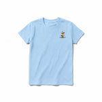 Un T-shirt poudre à manches courtes et col rond pour jeune, orné d'un motif représentant un oiseau excentrique sur la poitrine gauche.