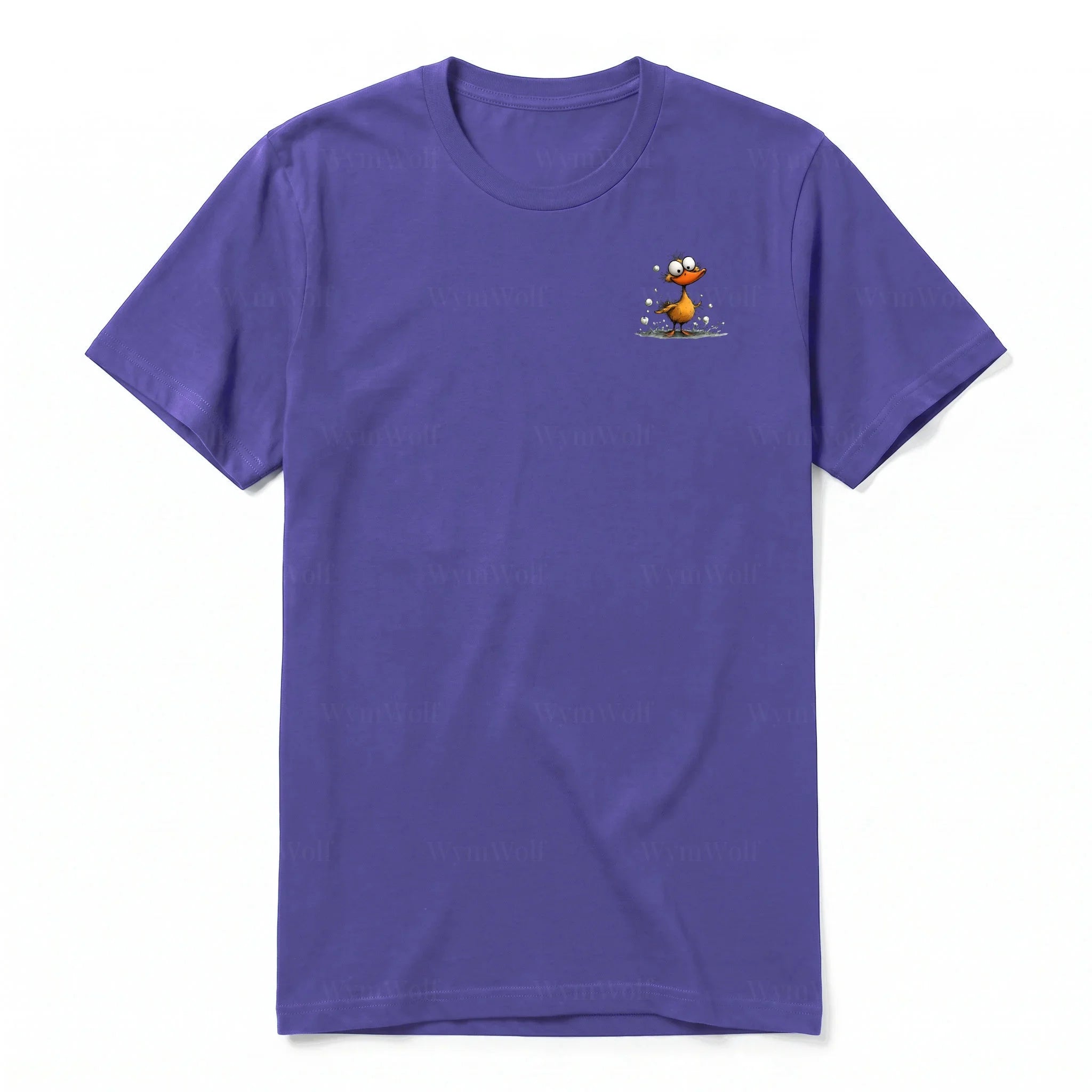 Un T-shirt violet à manches courtes et col rond, orné d'un motif représentant un oiseau excentrique sur la poitrine gauche.