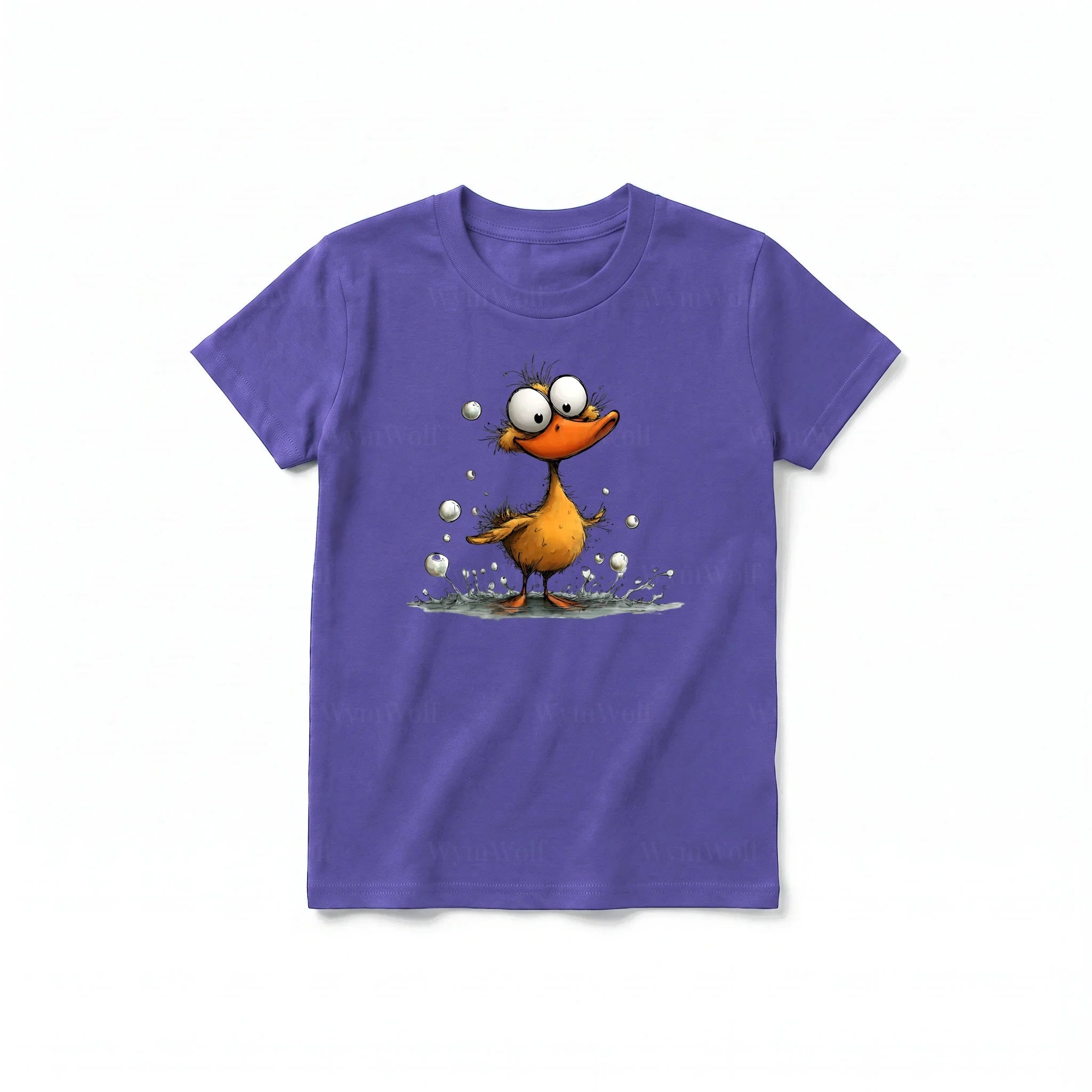 Un T-shirt violet à manches courtes et col rond pour jeune, orné d'un motif représentant un oiseau excentrique sur le devant.