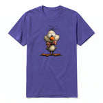 Un T-shirt violet à manches courtes et col rond, orné d'un motif représentant un oiseau excentrique sur le devant.
