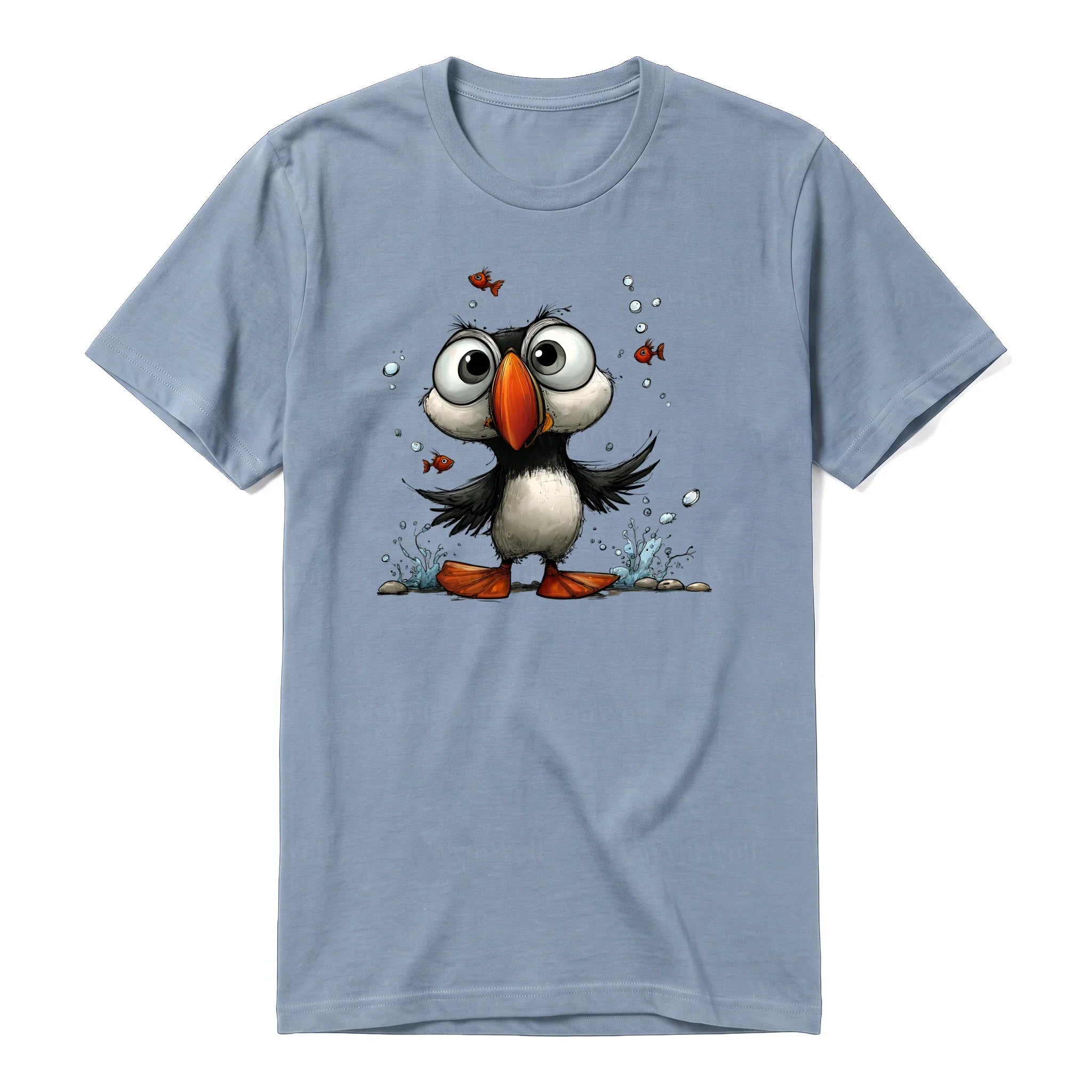 Un T-shirt steel-blue à manches courtes et col rond, orné d'un motif représentant un oiseau excentrique sur le devant.