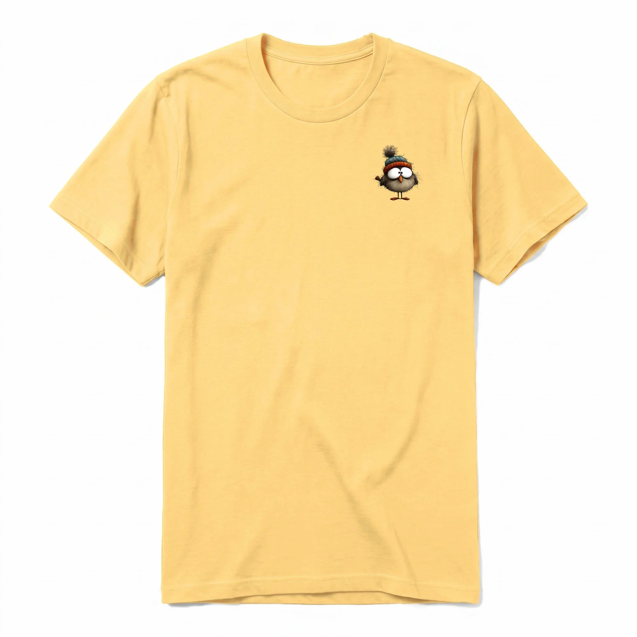 Un T-shirt moutarde à manches courtes et col rond, orné d'un motif représentant un oiseau excentrique sur la poitrine gauche.