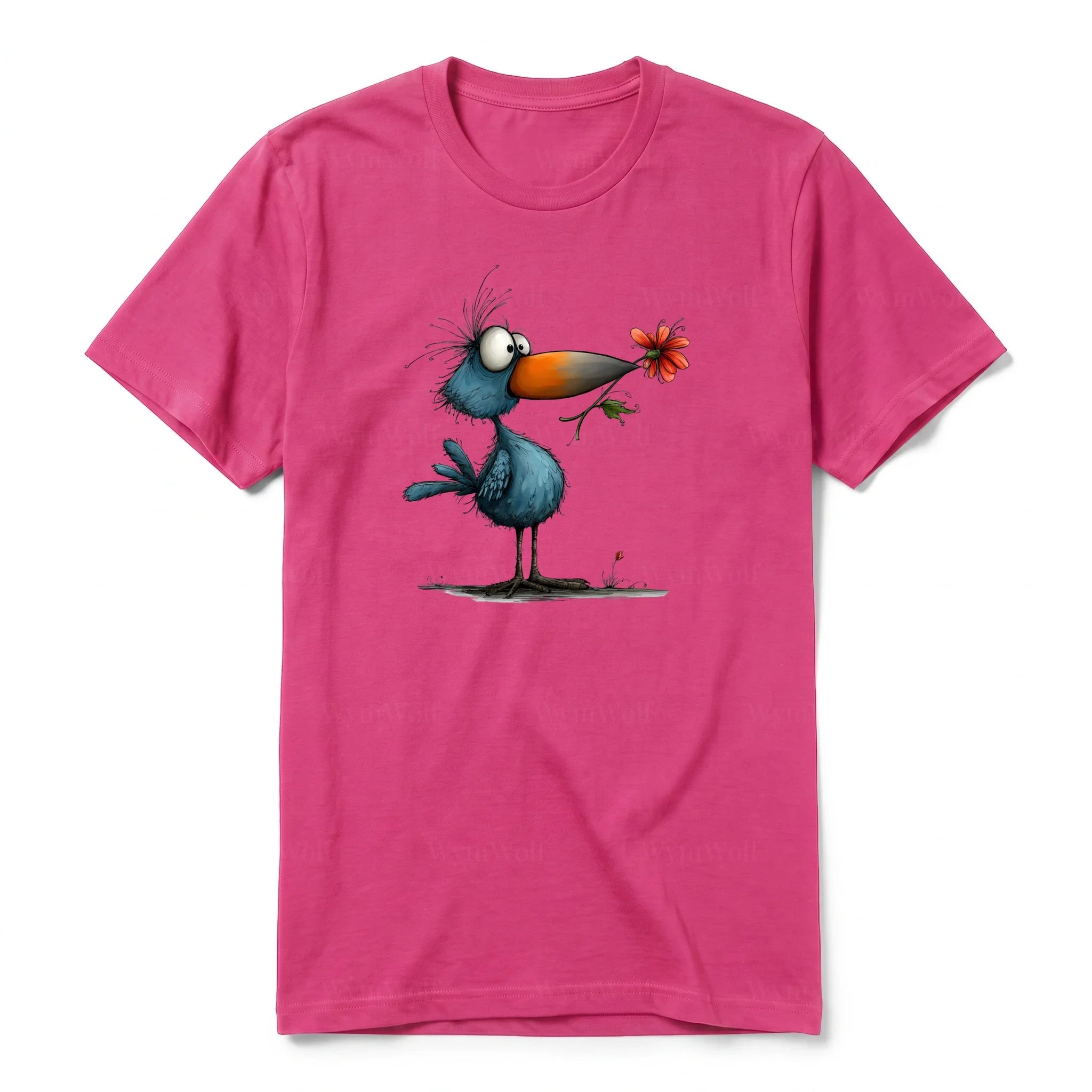 Un T-shirt framboise à manches courtes et col rond, orné d'un motif représentant un oiseau excentrique sur le devant.