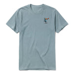 Un T-shirt sauge à manches courtes et col rond, orné d'un motif représentant un oiseau excentrique sur la poitrine gauche.