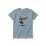 Un T-shirt sauge à manches courtes et col rond pour jeune, orné d'un motif représentant un oiseau excentrique sur le devant.