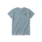 Un T-shirt sauge à manches courtes et col rond pour jeune, orné d'un motif représentant un oiseau excentrique sur la poitrine gauche.